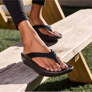Oofos Ooriginal Black Unisex Recovery Flip Flop Sandal